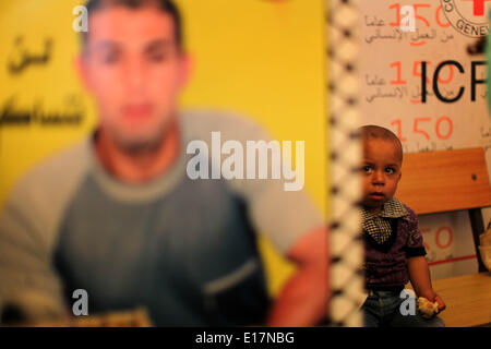 Gaza, Palestinian Territories. 26th May, 2014. Palestinians attend a weekly protest at the Red Cross office in Gaza City, on May 26, 2014 to express solidarity with Palestinian prisoners on hunger strike in Israeli jails. © Momen Faiz/NurPhoto/ZUMAPRESS.com/Alamy Live News Stock Photo