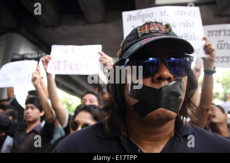 Bangkok, Thjailand. 25th May 2014. Protester holds up their slogan during a city centre anti-coup rallly on May 25, 2014. Several hundred protesters gathered in central Bangkok, defying a martial law decree that prohibits public assembly. The Thai armed forces seized power in the May 22 coup after months of street protests and political unrest. Credit:  John Vincent/Alamy Live News Stock Photo