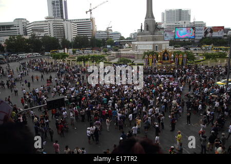 Bangkok, Thjailand. 25th May 2014. Anti-coup protesters take part in a gathering at the Victory Monument. Several hundred protesters gathered in central Bangkok, defying a martial law decree that prohibits public assembly. The Thai armed forces seized power in the May 22 coup after months of street protests and political unrest. Credit:  John Vincent/Alamy Live News Stock Photo