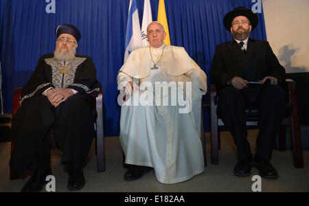 Jerusalem, Jerusalem, Palestinian Territory. 26th May, 2014. Pope Francis visits the Heichal Shlomo center in Jerusalem, May 26, 2014. In his first Middle East tour since his anointment in 2013, Pope Francis held a historic prayer service with the Ecumenical Patriarch in Jerusalem on Sunday. This was the first reunion between the two Christian sects in fifty years. (Handout Photo Israeli GPO/Pool - APAIMAGES) © Handout Israeli Gpo/APA Images/ZUMAPRESS.com/Alamy Live News Stock Photo