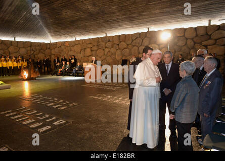 Jerusalem, Jerusalem, Palestinian Territory. 26th May, 2014. Pope Francis and Ecumenical Patriarch Bartholomew I pray at the Church of the Holy Sepulchre in the Old City of Jerusalem on May 25, 2014. In his first Middle East tour since his anointment in 2013, Pope Francis held a historic prayer service with the Ecumenical Patriarch in Jerusalem on Sunday. This was the first reunion between the two Christian sects in fifty years. (Handout © Handout Ben Gershom-Isr/APA Images/ZUMAPRESS.com/Alamy Live News Stock Photo