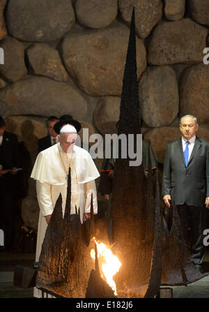 Jerusalem, Jerusalem, Palestinian Territory. 26th May, 2014. Pope Francis and Ecumenical Patriarch Bartholomew I pray at the Church of the Holy Sepulchre in the Old City of Jerusalem on May 25, 2014. In his first Middle East tour since his anointment in 2013, Pope Francis held a historic prayer service with the Ecumenical Patriarch in Jerusalem on Sunday. This was the first reunion between the two Christian sects in fifty years. (Handout © Handout Ben Gershom-Isr/APA Images/ZUMAPRESS.com/Alamy Live News Stock Photo