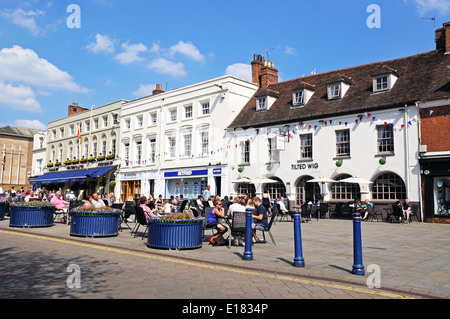 People sitting at pavement cafes in the Market Square, Warwick, Warwickshire, England, UK, Western Europe. Stock Photo