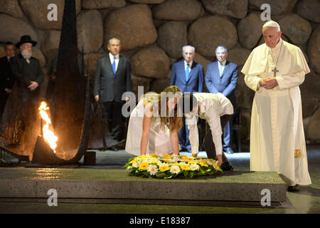 Jerusalem. 26th May, 2014. Pope Francis visits the Yad Vashem Holocaust Museum in Jerusalem, attended by Israeli President Shimon Peres and Prime Minister Benjamin Netanyahu on May 26, 2014. In his first Middle East tour since his anointment in 2013, Pope Francis held a historic prayer service with the Ecumenical Patriarch in Jerusalem on Sunday. This was the first reunion between the two Christian sects in fifty years. (Handout Credit:  Handout Ben Gershom-Isr/APA Images/ZUMAPRESS.com/Alamy Live News