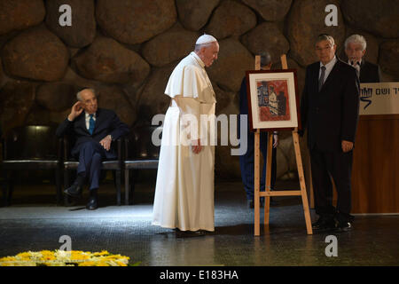 Jerusalem. 26th May, 2014. Pope Francis visits the Yad Vashem Holocaust Museum in Jerusalem, attended by Israeli President Shimon Peres and Prime Minister Benjamin Netanyahu on May 26, 2014. In his first Middle East tour since his anointment in 2013, Pope Francis held a historic prayer service with the Ecumenical Patriarch in Jerusalem on Sunday. This was the first reunion between the two Christian sects in fifty years. (Handout Credit:  Handout Amos Ben Gersho/APA Images/ZUMAPRESS.com/Alamy Live News