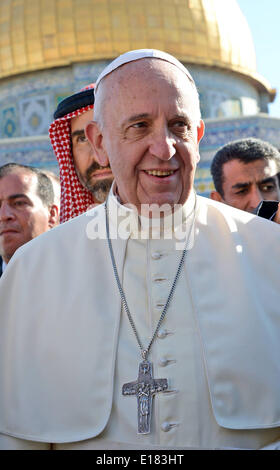 Jerusalem. 26th May, 2014. Pope Francis walks in front of the Dome of the Rock as he visits the Al-Aqsa Mosque compound, in Jerusalem's Old City on May 25, 2014. In his first Middle East tour since his anointment in 2013, Pope Francis held a historic prayer service with the Ecumenical Patriarch in Jerusalem on Sunday. This was the first reunion between the two Christian sects in fifty years. (Handout Credit:  Handout Haim Zach-Israe/APA Images/ZUMAPRESS.com/Alamy Live News