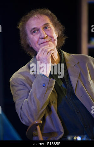 Hay on Wye Wales UK Monday 26 May 2014 Rock legend Ray Davies talking about his life & times in music on day 5 of Hay Festival 2014 Hay on Wye Powys Wales UK Credit:  Jeff Morgan/Alamy Live News Stock Photo