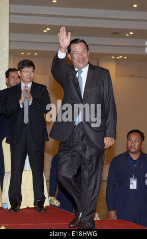 Phnom Penh, Cambodia. 27th May, 2014. Cambodian Prime Minister Hun Sen (C) gestures before speaking at a graduation ceremony at the Royal University in Phnom Penh, Cambodia, May 27, 2014. Cambodia saw the military coup in Thailand last week as Thai internal affairs and the country would not meddle in Thai affairs, Prime Minister Hun Sen said Tuesday. Credit:  Sovannara/Xinhua/Alamy Live News Stock Photo