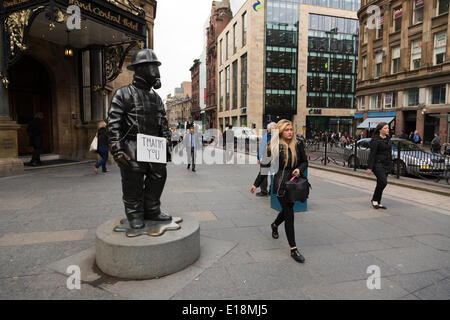 Renfrew St, Glasgow, Scotland, UK.27th May, 2014. The aftermath of the fire at Glasgow School of Art on Friday the 23rd May. A thank you sign is left on a statue of a Fireman in the city centre. Paul Stewart/Alamy News Stock Photo