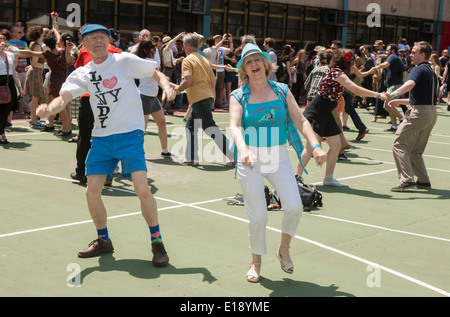 Hundreds of Lindy Hop enthusiasts converge on Harlem in New York to celebrate World Lindy Hop Day Stock Photo