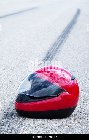 Ein Unfall mit Motorrad. Verkehrsunfall mit Bremsspur auf Strasse. Symbolfoto. Stock Photo