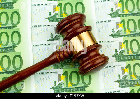 Richterhammer und Euro-Geldscheine. Symbolfoto fÃ¼r Kosten bei Gericht, Rechtsstaat und Auktionen Stock Photo
