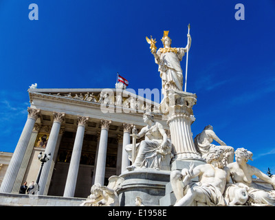 Das Parlament in Wien, ÷sterreich. Mit der Statue der ' Pallas Athene' der griechischen Gˆttin f¸r Weisheit. Stock Photo