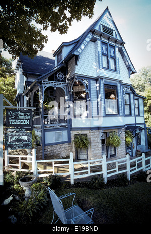 Many historic Victorian homes like this one have become popular shops and restaurants in the Ozark Mountains town of Eureka Springs in Arkansas, USA. Stock Photo