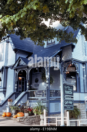 Many historic Victorian homes like this one have become popular shops and restaurants in the Ozark Mountains town of Eureka Springs in Arkansas, USA. Stock Photo