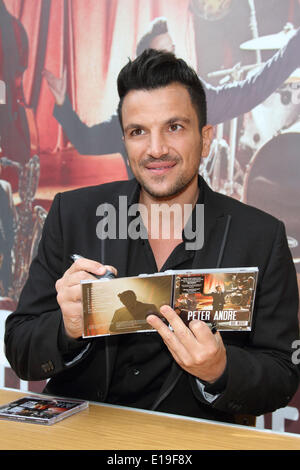 Milton Keynes, UK. 27th May, 2014. Peter Andre at a signing and P.A to launch his new album 'Big Night' at the Itsu Shopping Centre, Midsummer Place, Milton Keynes, U.K on May 27th 2014 Credit:  KEITH MAYHEW/Alamy Live News Stock Photo