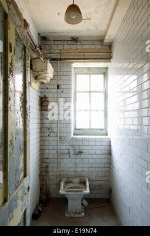 Officers Mess RAF Duxford, Duxford, United Kingdom. Architect: Unknown. Royal Air Force, 1933. Interior view of toilet. Stock Photo