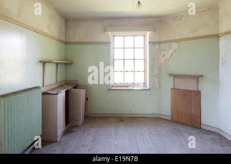 Officers Mess RAF Duxford, Duxford, United Kingdom. Architect: Unknown. Royal Air Force, 1933. Interior view of bedroom. Stock Photo
