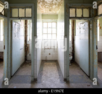 Officers Mess RAF Duxford, Duxford, United Kingdom. Architect: Unknown. Royal Air Force, 1933. Interior view of Bathroom. Stock Photo