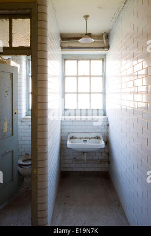 Officers Mess RAF Duxford, Duxford, United Kingdom. Architect: Unknown. Royal Air Force, 1933. Interior view of bathroom. Stock Photo