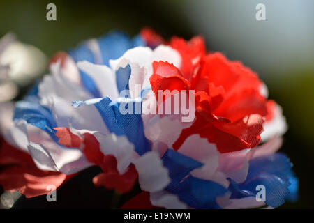 Merrick, New York, USA. 26th May, 2014. Detail of a red white and blue cloth flower decorating a memorial wreath at The Merrick Memorial Day Parade and Ceremony, hosted by American Legion Post 1282 of Merrick, honoring those who died in war while serving in the United States military. © Ann Parry/ZUMA Wire/ZUMAPRESS.com/Alamy Live News Stock Photo