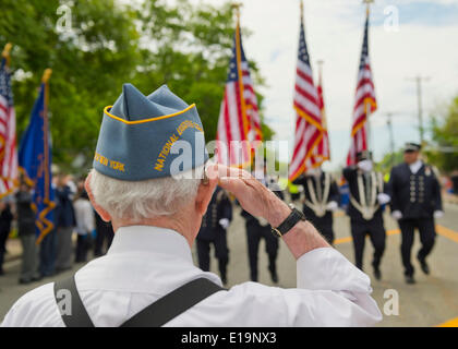 Merrick, New York, USA. 26th May, 2014. A veteran salutes fire fighters marching in The Merrick Memorial Day Parade and Ceremony, hosted by American Legion Post 1282 of Merrick, honors those who died in war while serving in the United States military. © Ann Parry/ZUMA Wire/ZUMAPRESS.com/Alamy Live News Stock Photo