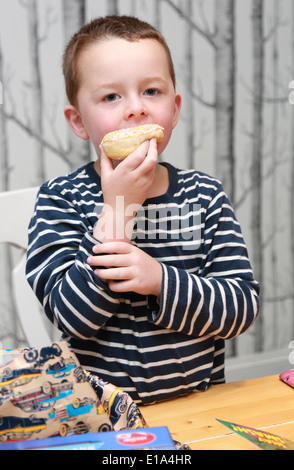 5 year old boy eating cake Stock Photo