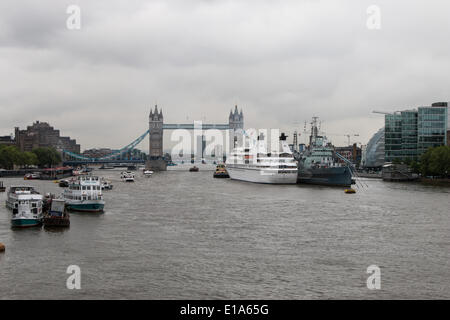 LONDON, UK, 28th May, 2014. The cruise ship Seabourn Legend moors alongside HMS Belfast on the Thames © Steve Bright/Alamy Live News Stock Photo