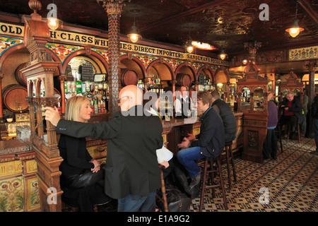 UK, Northern Ireland, Belfast, The Crown Liquor Saloon, interior, people, Stock Photo