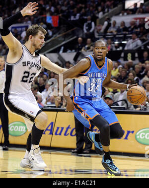 May 21, 2014 - San Antonio, TEXAS, USA - San Antonio Spurs' Tiago Splitter defends Oklahoma City Thunder's Kevin Durant during first half action of Game 2 in the Western Conference Finals Wednesday May 21, 2014 at the AT&T Center. (Credit Image: © San Antonio Express-News/ZUMAPRESS.com) Stock Photo