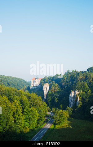 Europe, Poland, Malopolska, Ojcow National Park, Pieskowa Skala Castle and Hercules Club, Maczuga Herkulesa, limestone pillar Stock Photo