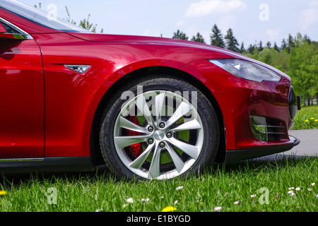 Roter Tesla Model S P85, ein Luxus-Elektroauto Stock Photo