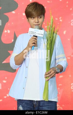 Taipei, China. 28th May, 2014. Taiwanese singer and actor Show Lo poses for photograph during a promotional event for Taiwan-style box lunches in Taipei, China on Wednesday May 28, 2014. Credit:  TopPhoto/Alamy Live News Stock Photo