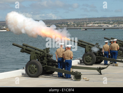 U.S. Marines from a saluting battery detail fire a 17-gun salute for Commander of U.S. Pacific Command Adm. Timothy J. Keating Stock Photo