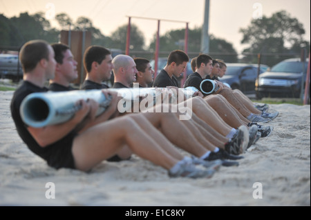 U.S. Air Force Tactical Air Control Party candidates from Falcon Flight 87 perform team sit-ups during a physical training sess Stock Photo