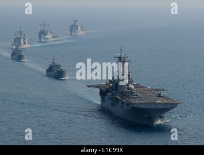 Forward-deployed amphibious assault ship USS Essex (LHD 2), Royal Thai navy tank landing ship HTMS Surin (LST 722), Korean navy Stock Photo