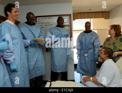 091023-N-7214P-159 SAN DIEGO (Oct. 23, 2009) Los Angeles Lakers players Luke Walton, left, Lamar Odom, Kobe Bryant and Derek F Stock Photo