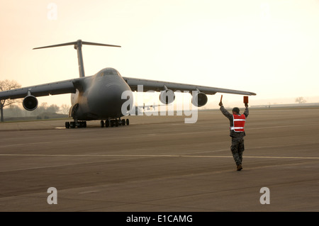 A U.S. Airman taxies a C-5A Galaxy aircraft at the 133rd Airlift Wing in St. Paul, Minn., Nov. 22, 2009. The aircraft is from t Stock Photo