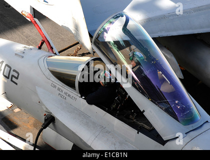 U.S. Navy aviation electronics technicians work on an F/A-18 Hornet aircraft from the 'Wildcats' of Strike Fighter Squadron 131 Stock Photo