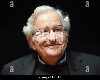 Karlsruhe, Germany. 30th May, 2014. The US american social critic Noam Chomsky delivers a speech in the Center for Art and Media in Karlsruhe, Germany, 30 May 2014. Photo: Uli Deck/dpa/Alamy Live News Stock Photo