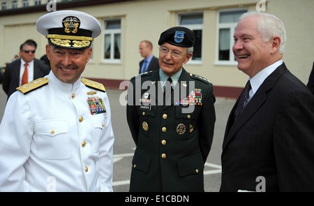 From left, U.S. Navy Adm. James Stavridis, incoming commander of U.S. European Command (EUCOM); Army Gen. John Craddock, the ou Stock Photo