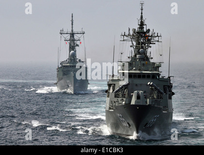 The Royal Australian Navy Adelaide-class guided-missile frigate HMAS Sydney (FFG 03) and the Anzac-class frigate HMAS Ballarat Stock Photo