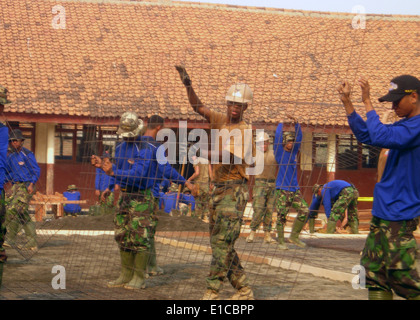 U.S. Navy Construction Electrician 3rd Class James Smith, from Naval Mobile Construction Battalion 40, and Indonesian navy engi Stock Photo