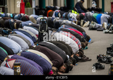 London, UK. 30th May 2014. Muslims attend Friday prayers at the London Central Mosque Credit:  Guy Corbishley/Alamy Live News Stock Photo