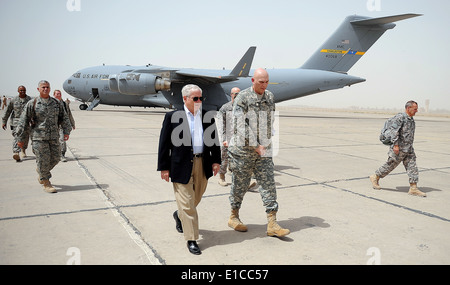Secretary of Defense Robert M. Gates, left, walks with U.S. Army Gen. Raymond Odierno, the commanding general of Multi-National Stock Photo