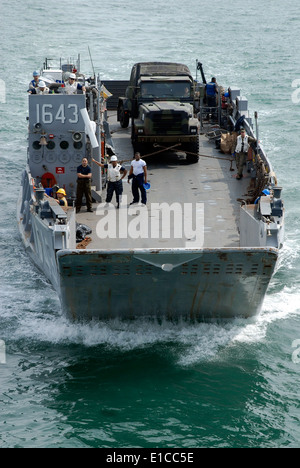 U.S. Sailors aboard Landing Craft Unit 1643, assigned to Assault Craft Unit 2, transport an M149 water trailer to the amphibiou Stock Photo