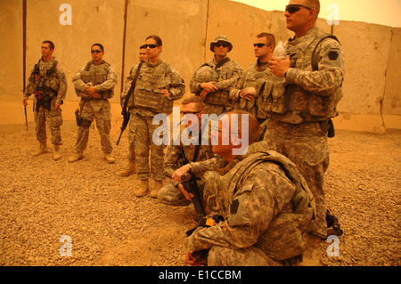 U.S. Soldiers listen to a briefing before heading back to Camp Taji after completing a mission in Tarmiyah, Iraq, July 29, 2009 Stock Photo