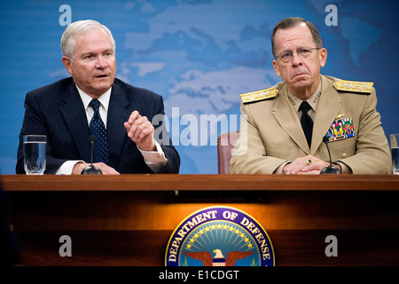 Secretary of Defense Robert M. Gates speaks to members of the Pentagon Press Corps during a press conference with Chairman of t Stock Photo