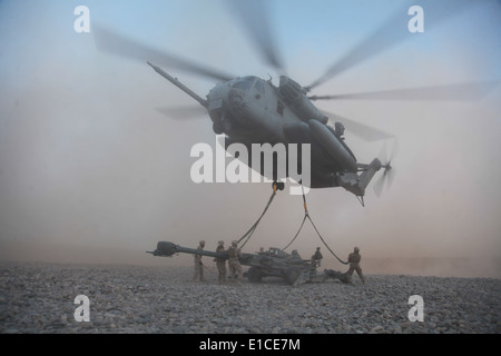 U.S. Marines with a helicopter support team from Combat Logistics Battalion 8 attach an M777A2 lightweight howitzer to a CH-53E Stock Photo