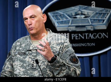 U.S. Army Gen. Raymond T. Odierno, commander of Multi-National Force - Iraq, answers a reporter?s question during a press brief Stock Photo